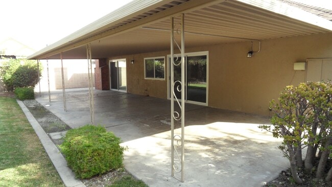 Building Photo - Beautiful Remodeled Single Story 4 BR 2 BA Home With 3 Car attached Garage