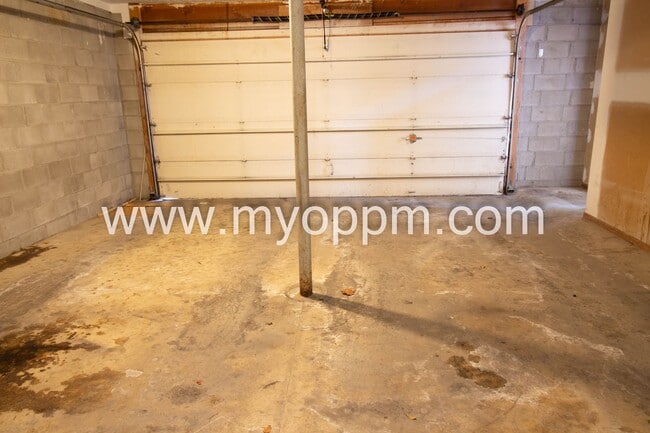 Building Photo - Available NOW! 3 Bedroom / 2 Bathroom Home | Northwest Omaha