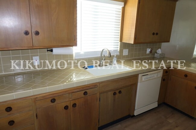 Building Photo - 2 bedrooms, 1 bath, Large 2 car garage & carport