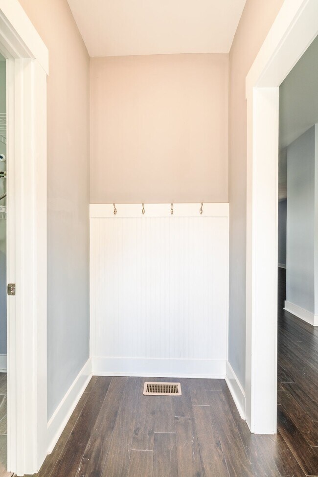 Building Photo - **NOW AVAILABLE FOR SHOWINGS**  Beautiful Home for Lease in Sylvan Heights!
