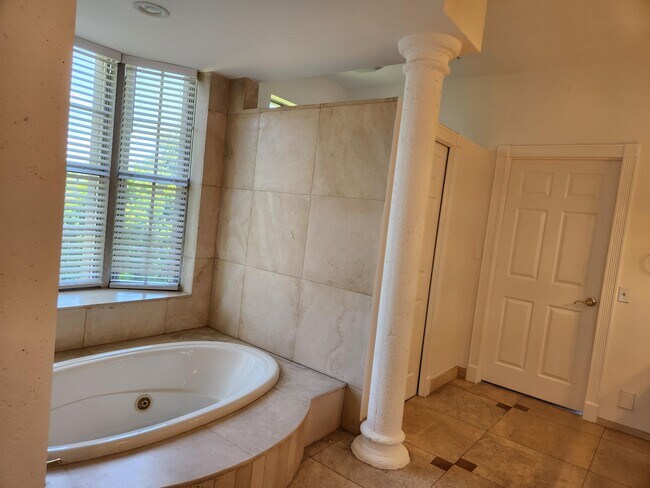 Building Photo - 17885 Fieldbrook Cir E