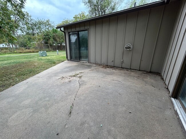 Building Photo - Spacious home in East Manhattan!