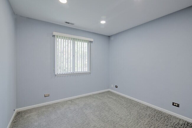 Building Photo - 741 Acorn Ct