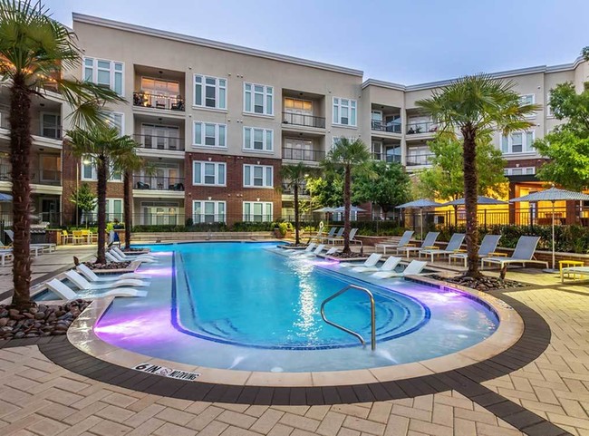 Two Resort Style Pools - AMLI Frisco Crossing