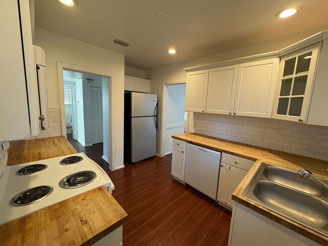 Building Photo - Charming 2-Bedroom, 1-Bath Home with Hardwood Floors & Cozy Enclosed Porch