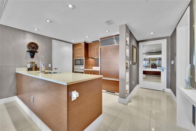Building Photo - 475 Brickell Ave