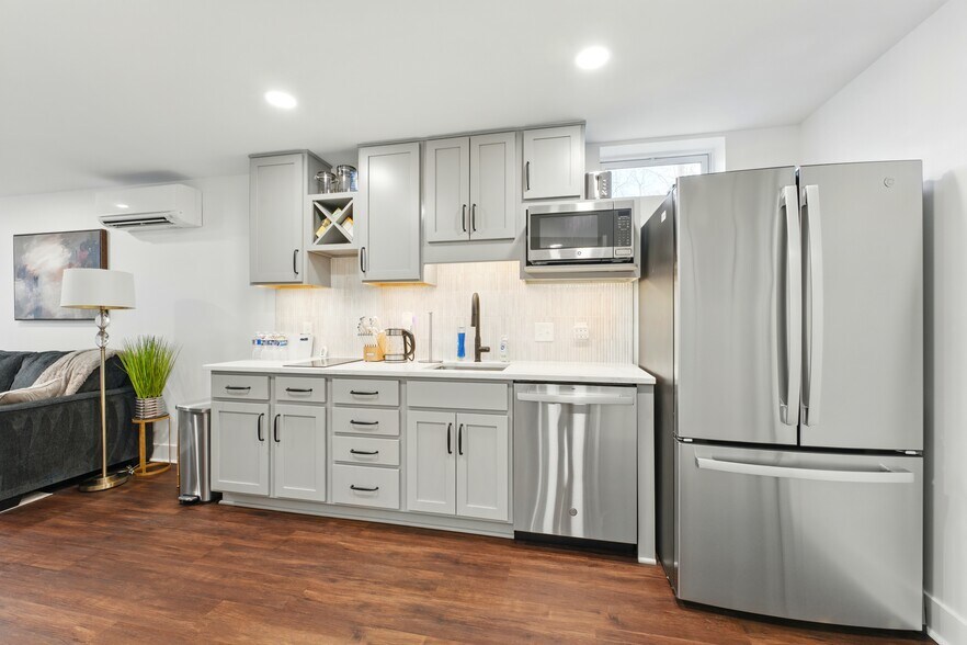 Building Photo - 8125 Bayou Bend Blvd
