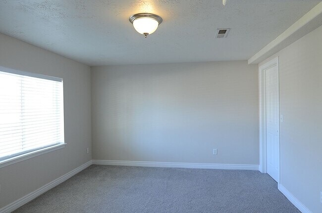 Building Photo - Large Family Home Ready for You!!