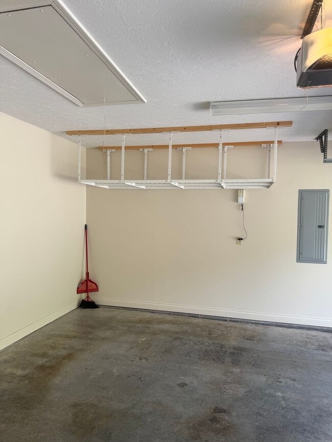 Building Photo - 2032 Bill Hicks Dr