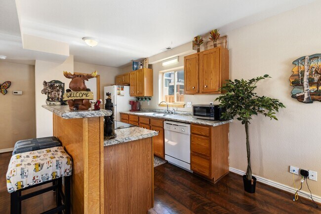 Building Photo - 3 Bed 2 Bath Fully Furnished in Woodland Park