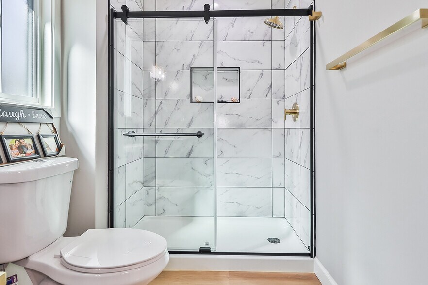 SHower - 8520 Jumilla Ave