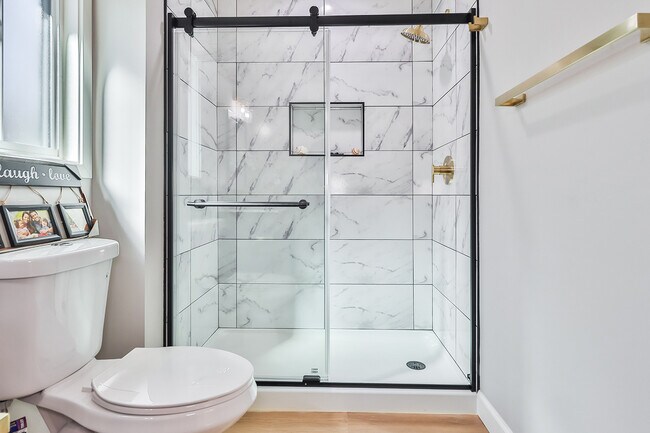 SHower - 8520 Jumilla Ave