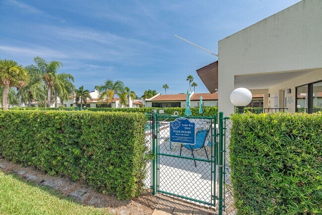 Building Photo - Fully furnished Beachside townhome