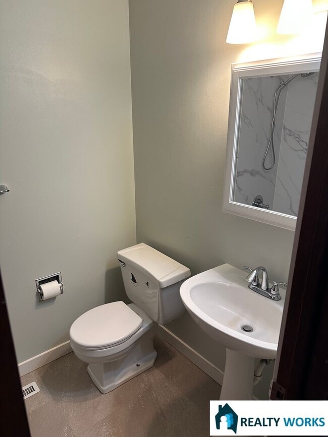 Building Photo - Charming 4 Bed Home