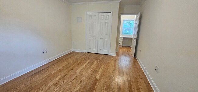 Building Photo - Spacious 2-bedroom townhouse on beautifully landscaped grounds.