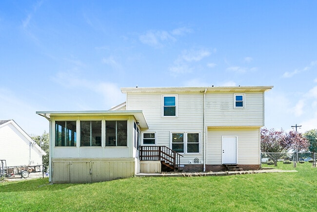 Building Photo - Inviting 3-Bedroom Home with Sunroom