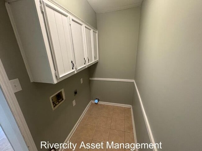 Building Photo - 4942 Foxhall Dr