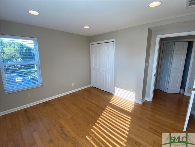 Building Photo - 3113 River Dr