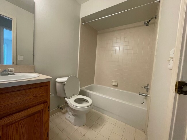 Building Photo - Shelby Twp 2-bedroom, 2-bath condo-style, private patio, 1st floor unit