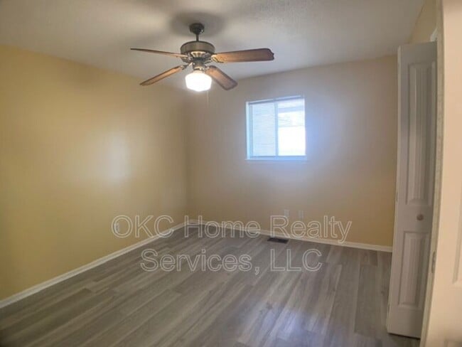 Building Photo - 2808 N Ditmer Rd