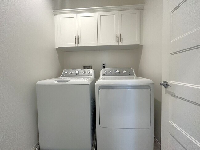 Building Photo - POWELL WAY UNIT 104 CORONA 92883  (3 BED / 2.5 BATH)