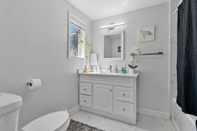 Building Photo - 165 Saratoga St