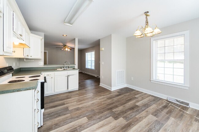 Building Photo - 814 King Arthur Dr