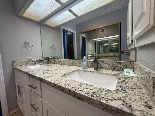 Building Photo - FURNISHED 2BR CONDO w/Utilities Water View Gated NO STAIRS