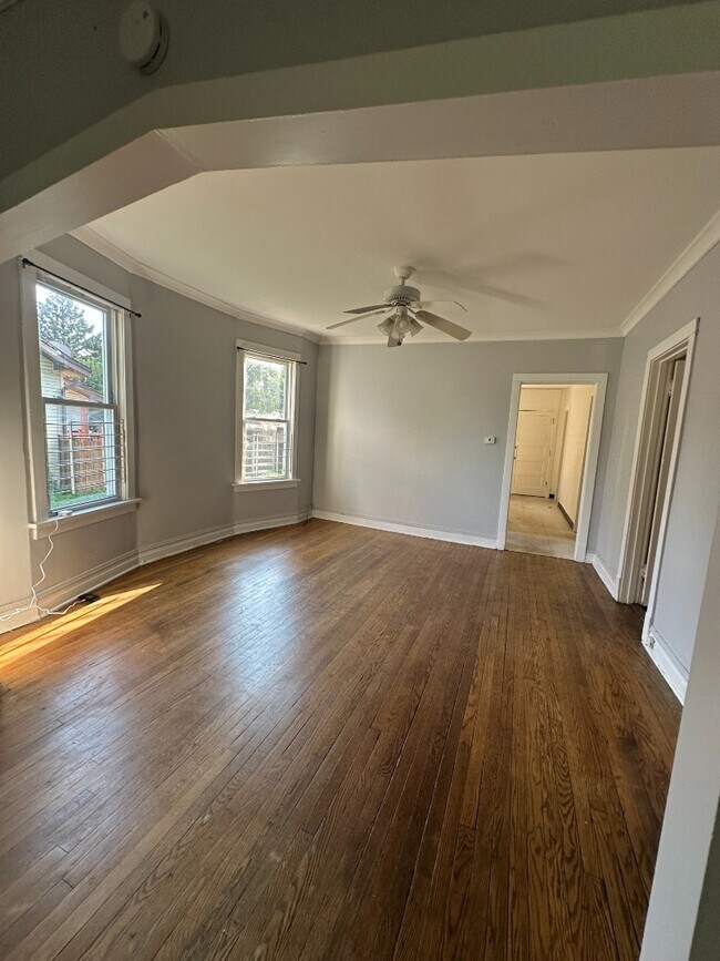 Building Photo - Spacious 2BR Apartment in Roseland – Off-Street Parking & Shared Laundry!