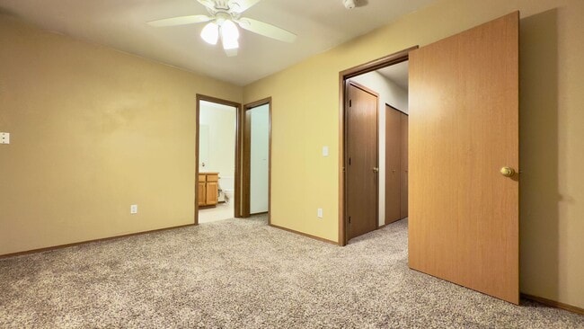 Building Photo - 3 Bedroom (Two Primary Suites) Floorplan i...