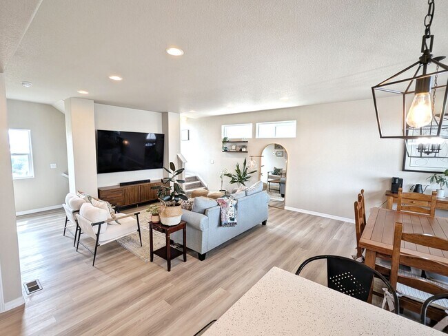 Building Photo - 7443 Gorgeted Quail Grv