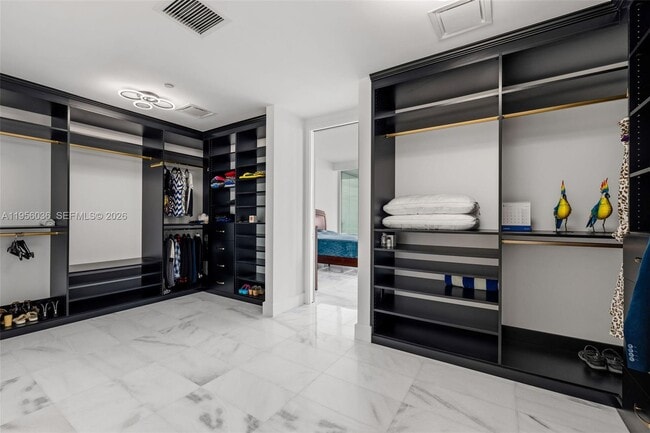 Building Photo - 700 NE 26th Terrace