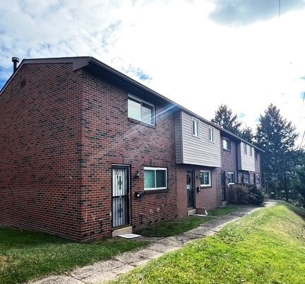 Front of building - 400 Brierly Ln