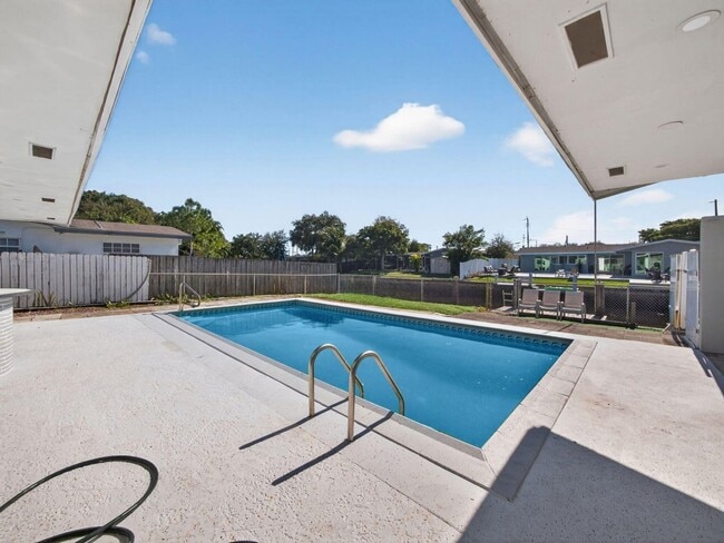 Building Photo - 1940 NW 32nd St