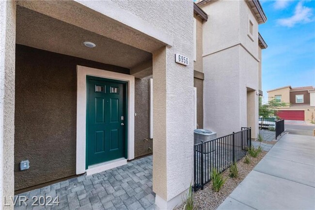 Primary Photo - Brand New D.R. Horton Townhome in Gated No...