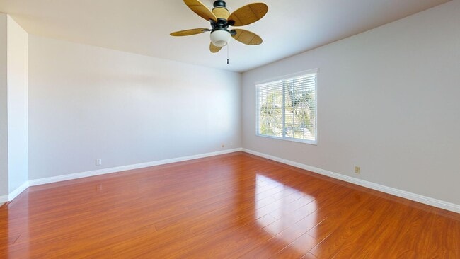 Building Photo - Spacious 5-Bedroom Family Home Available for Long Term Rent!