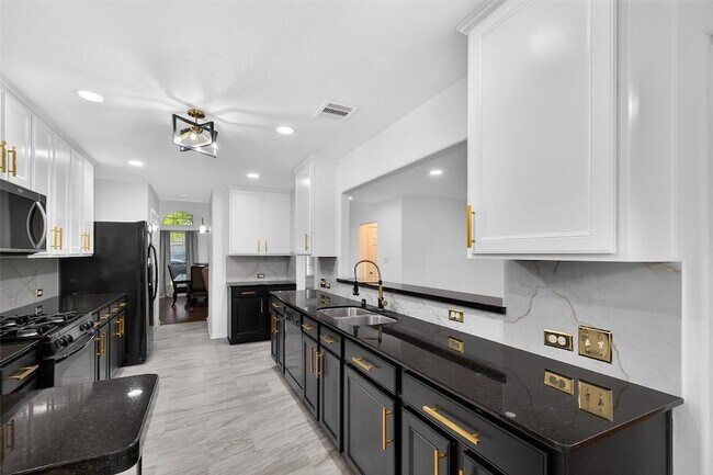 Building Photo - 15807 Sonoma Park Dr