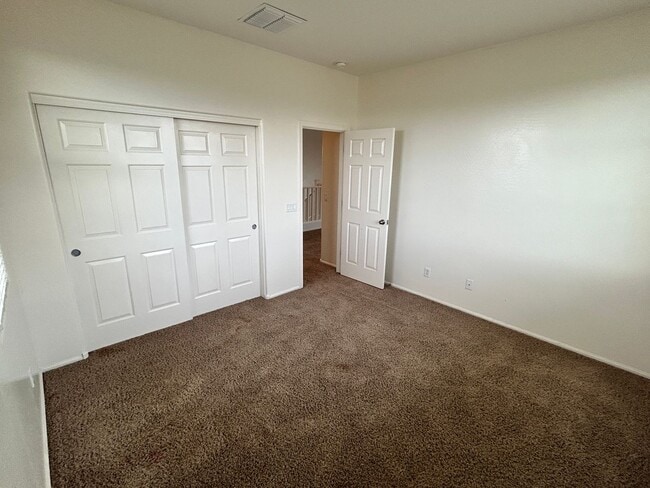 Building Photo - Spacious 4 Bedroom, 3 Bath Two-Story Glend...