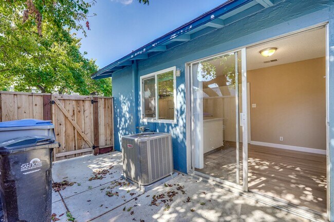 Building Photo - Remodeled 2 Bed 1 Bath Condo!