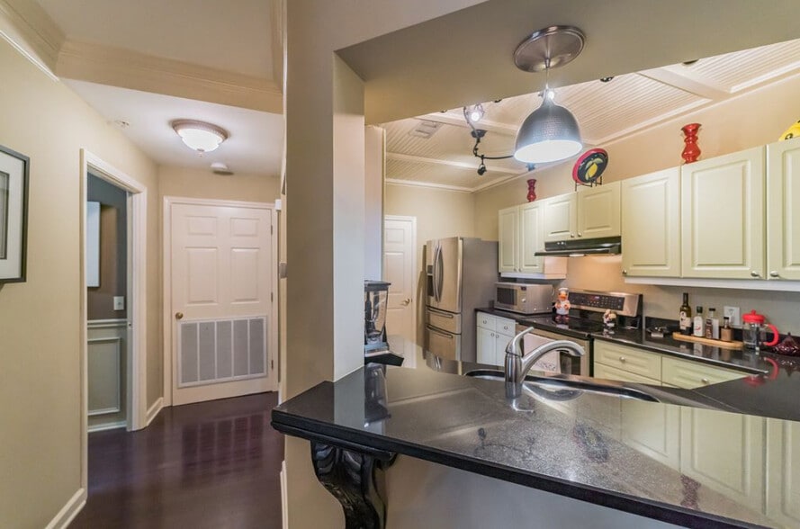 Building Photo - 3334 Peachtree Rd NE