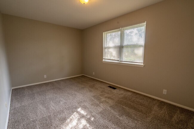 Building Photo - 4 Bed / 2 Bath In South Tulsa!