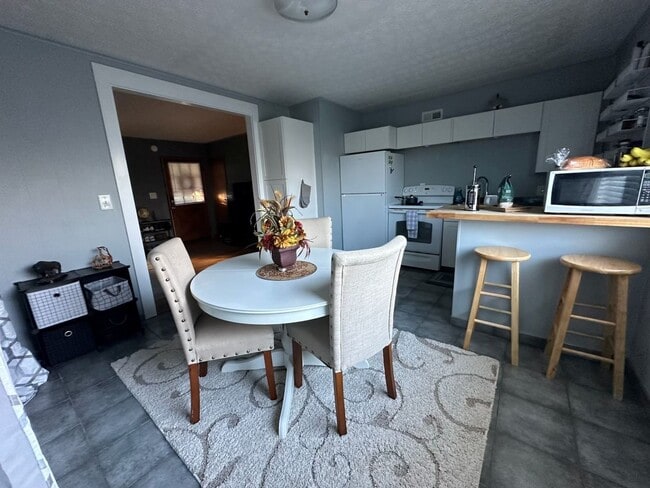 Building Photo - Three bedroom 1 1/2 bath ranch home