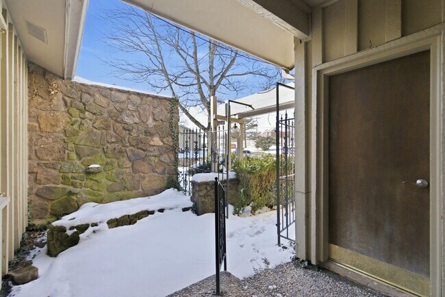 Building Photo - 3460 E Catalpa St