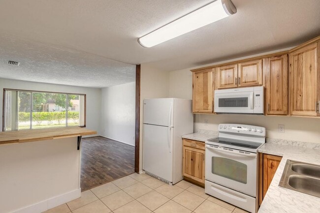 Building Photo - 2/1 plus bonus room in Holly Hill