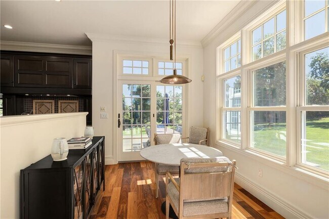 Building Photo - 303 Howland Ave