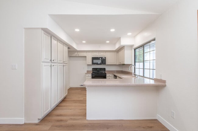 Building Photo - 2607 E Larkspur Dr