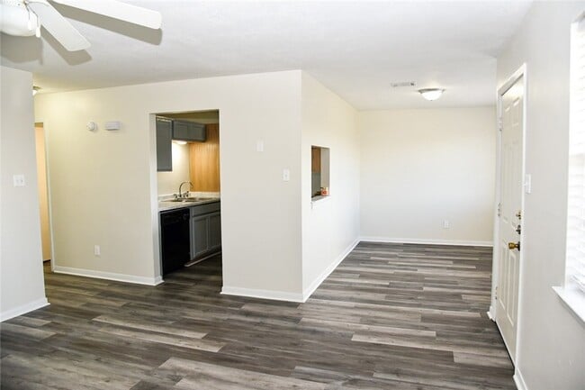 Building Photo - 700 Navarro Dr