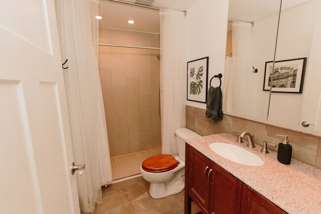 Building Photo - Charming 5-Bedroom Home in Club Crest