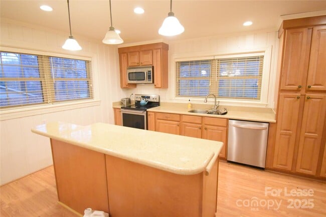 Building Photo - 640 Miramar St NE