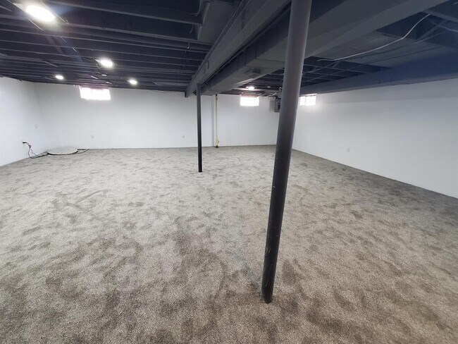 Building Photo - 3 Bedroom, 2 Bathroom Ranch, Updated Throughout, Granite, Stainless, 2 Beautiful Full Baths, Upda...